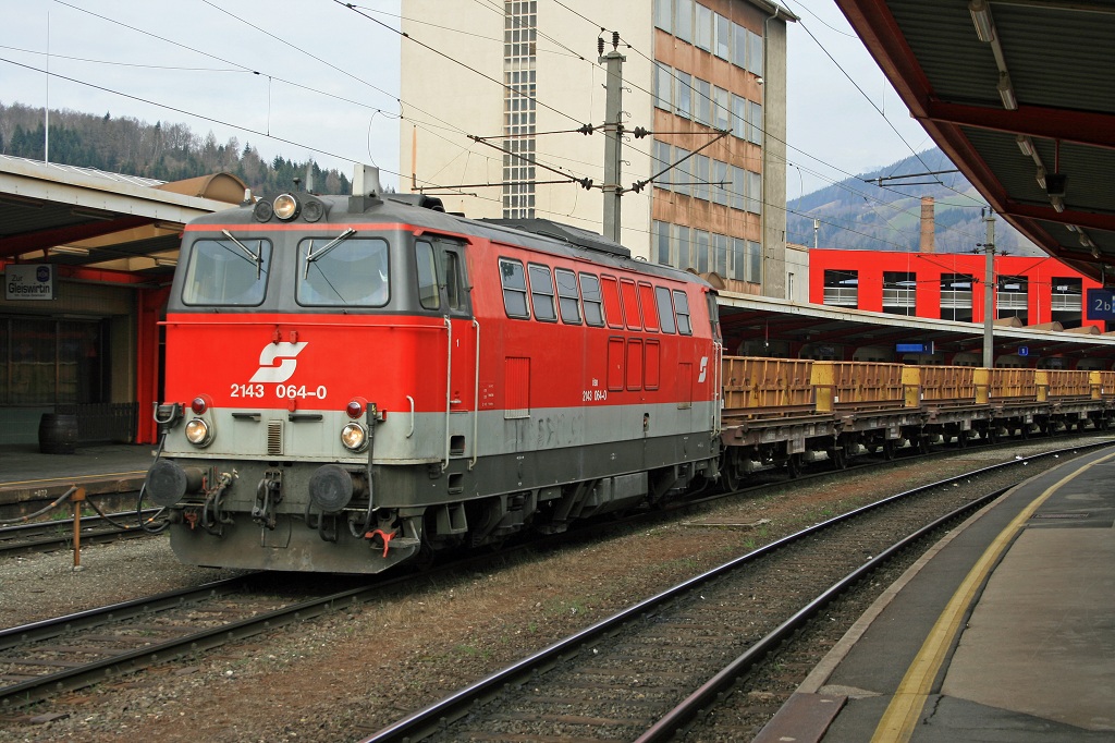 2143 064 steht am 9.03.2008 in Bruck/Mur mit einem Bauzug bereit.