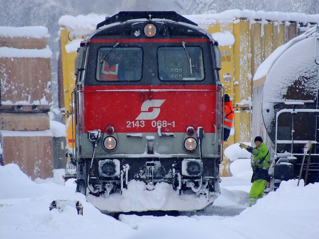 2143 068-1 im Schnee; Jenbach, Dez.2012 