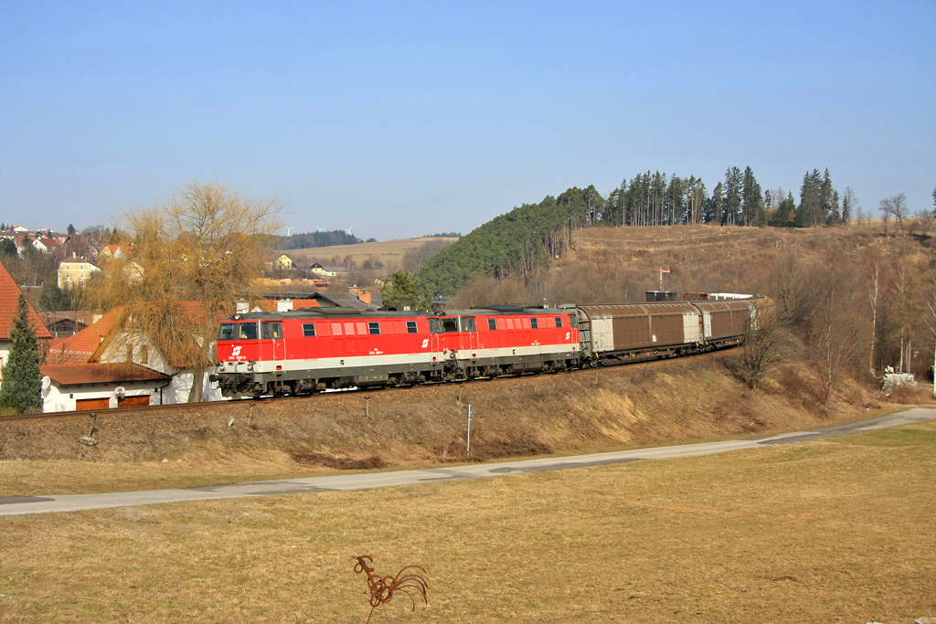 2143 069 & 048 haben am 25.3.2010 soeben mit ihrem VG 73152 den Bhf Zwettl verlassen und den imposanten Viadukt ber den Kamp berquert. Ziel des Zuges ist Waldhausen, jedoch werden an diesem Tag alle Wagen bereits in Klein Schnau abgegeben.
