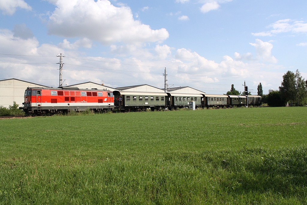 2143 073-1 mit dem SREX 16014  Reblaus Express  kurz nach dem im Bf. Retz am 31.Juli 2010.