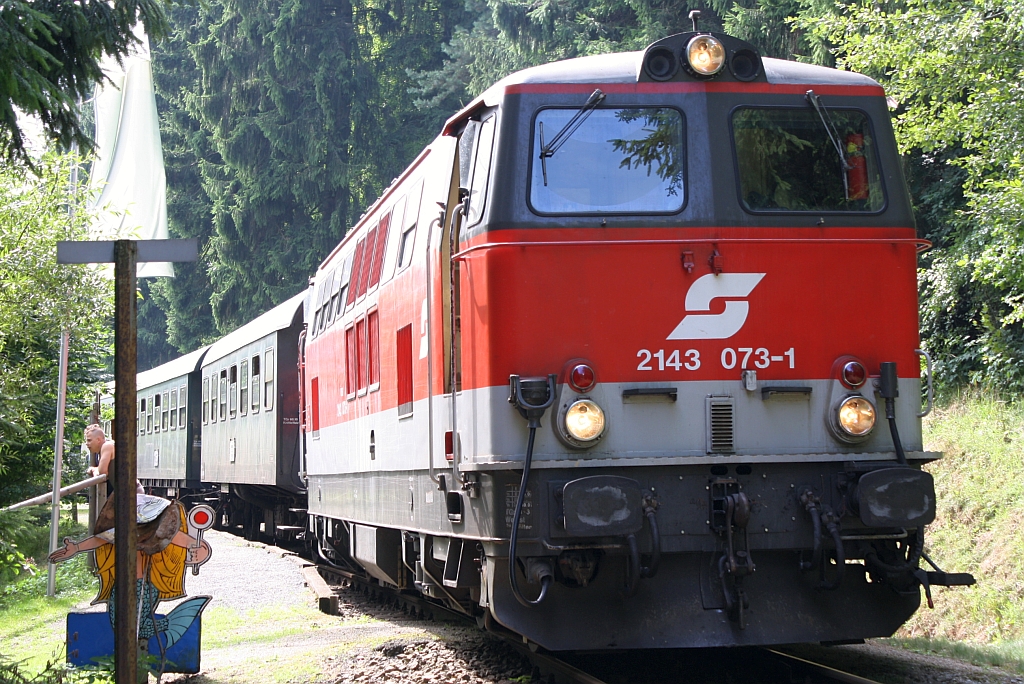 2143 073-1 mit SREX 16010  Reblaus-Express  am 31.Juli 2010 in der Hst. Anglerparadies Hessendorf.