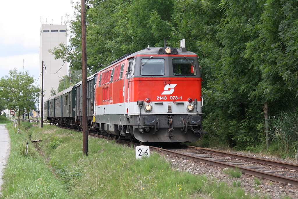 2143 073-1 mit SREX 16011  Reblaus-Express  am 31.Juli 2010 nahe der Hst. Langau in Richtung Retz fahrend.