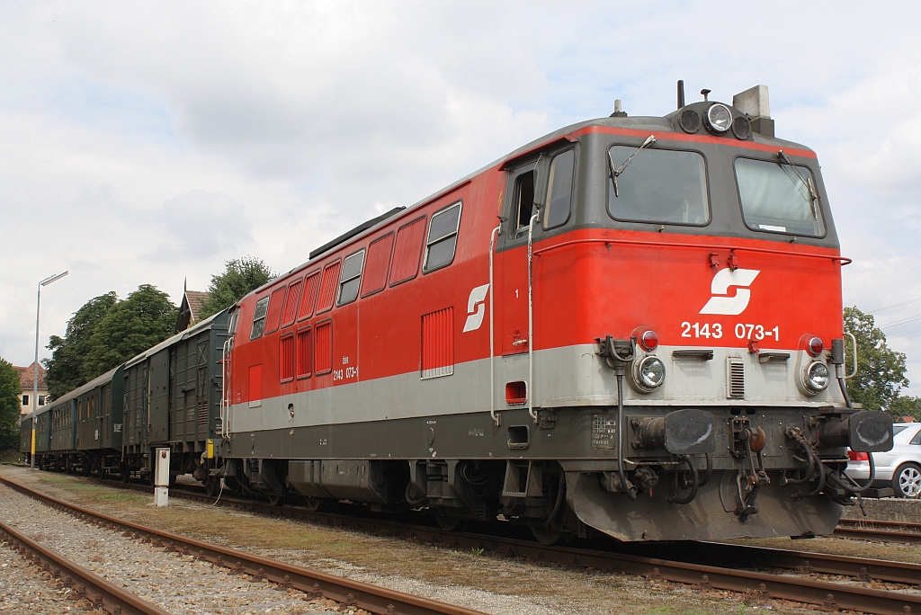 2143 073-1 mit SREX 16011  Reblaus-Express  am 31.Juli 2010 im Bf. Drosendorf.