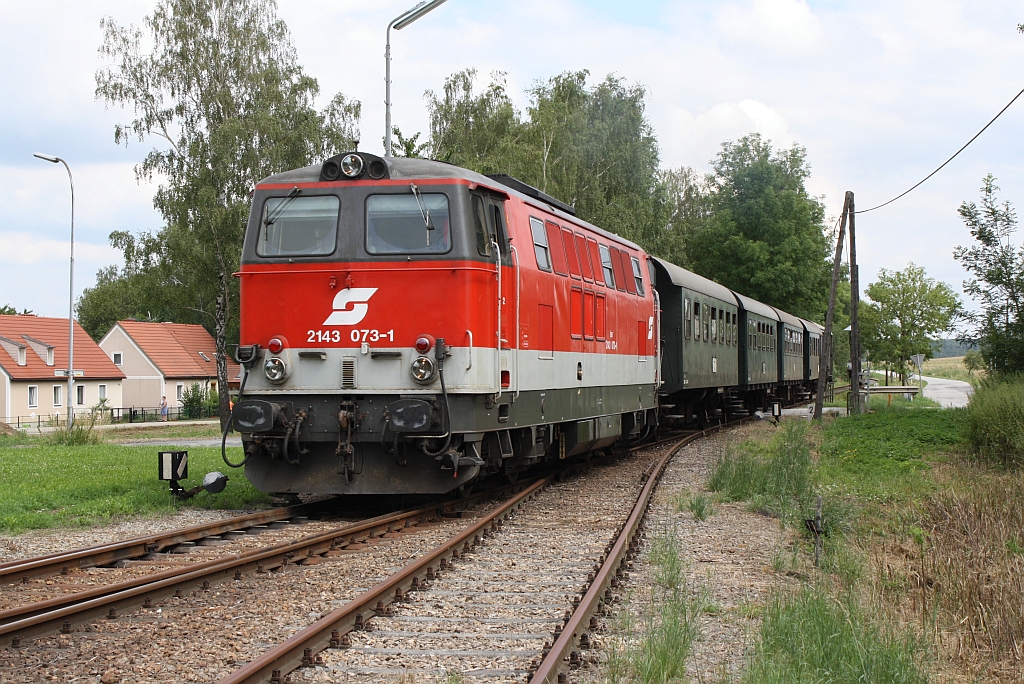 2143 073-1 mit SREX 16012  Reblaus-Express  bei der Einfahrt in die Hst. Langau am 31.Juli 2010.