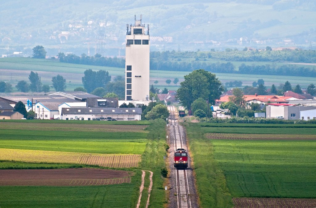 2143 073 fungierte am 13.05.2010 als  Brandschutzlok  fr den voher gefahrenen REX 7394 mit der BR 93. Die Aufnahme entstand zwischen Harmannsdorf-Rckersdorf und Mollmannsdorf.