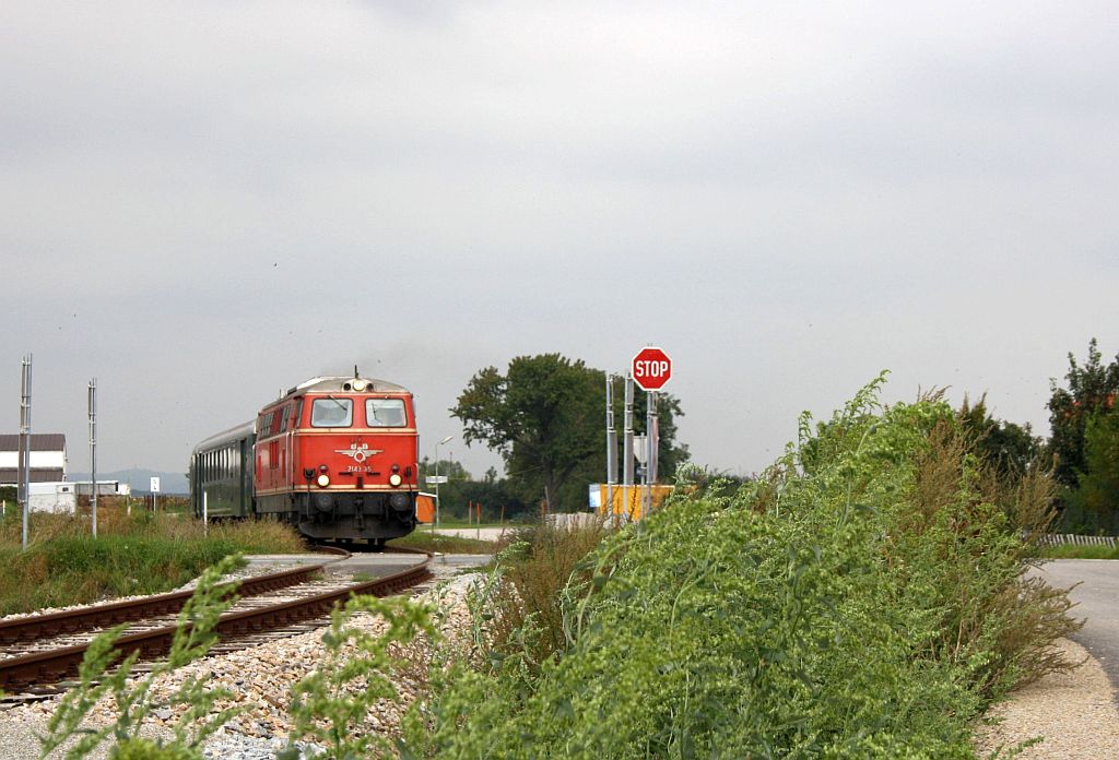 2143 35 als REX 7389 kurz nach der Ausfahrt aus Stetten Fossilienwelt. 12.9.10