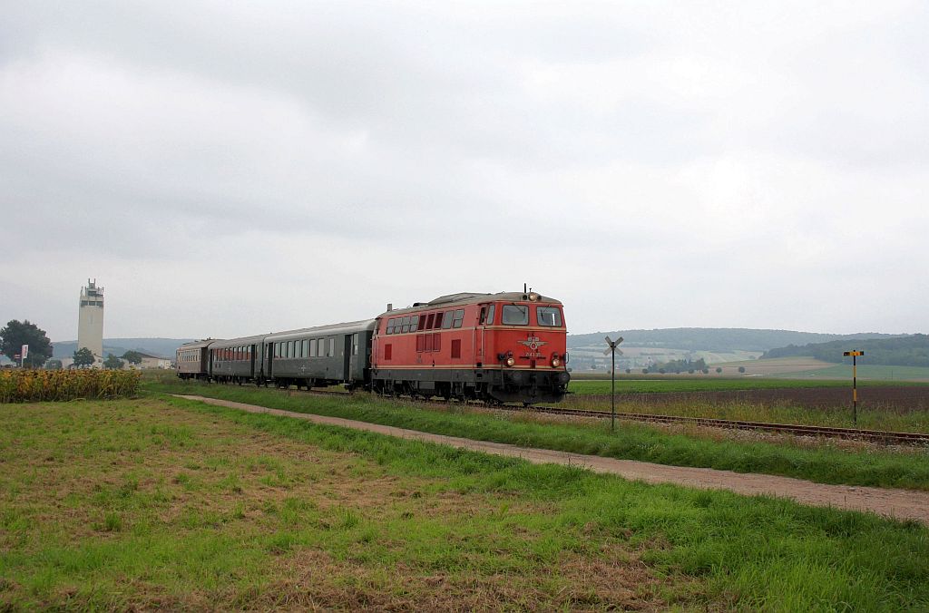 2143 35 fhrt als REX 7389 von Ernstbrunn nach Korneuburg. Rckersdorf, 12.9.10