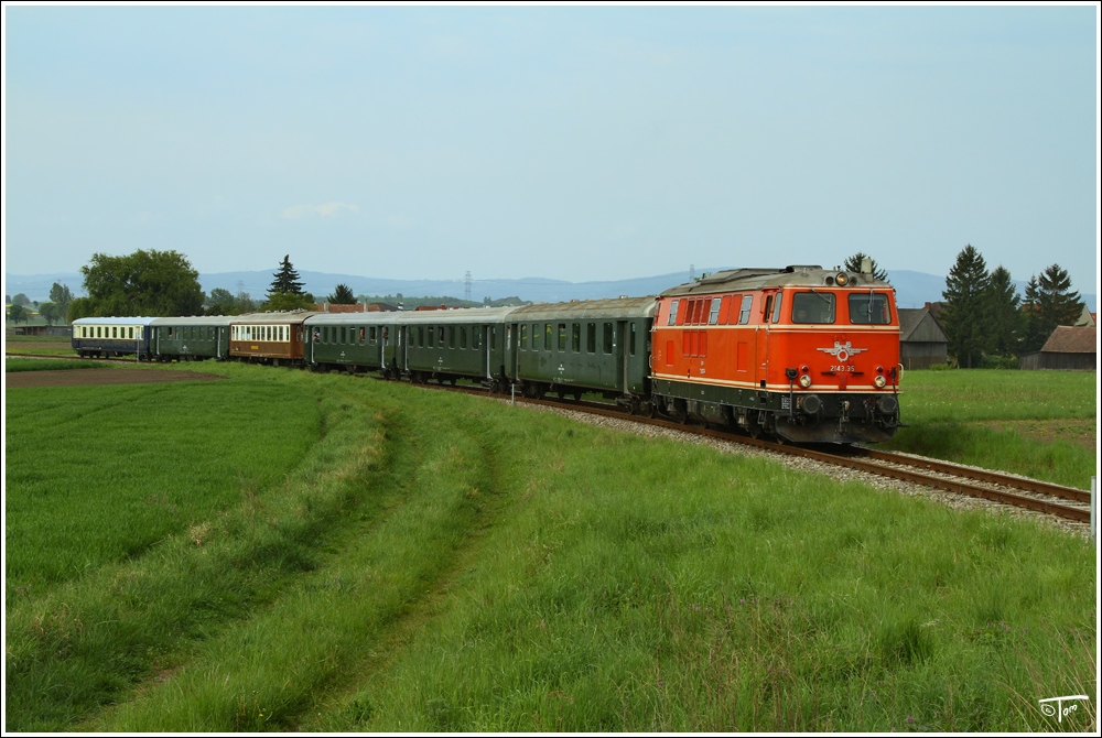 2143 35 fhrt mit Sdz R17220 von Wien FJBf nach Ernstbrunn. Harmannsdorf 1.5.2011