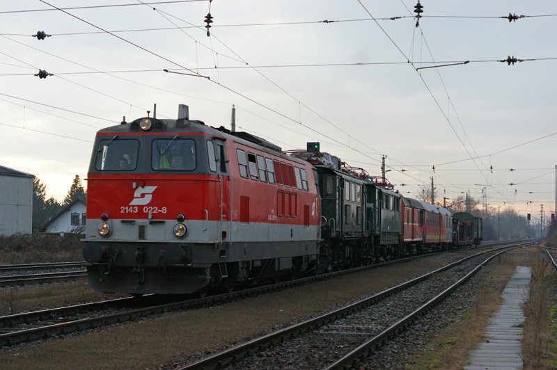 2143.022 bespannte am Silvestertag 31.12.2009 die Alteisen berstellungsfahrt des Tfz R 1145.02 & Tfz R 1670.025 von Wien Sdost nach Strasshof, Heizhaus. Hier der SGAG 95124 mit +230 bei der Durchfahrt Deutsch-Wagram.