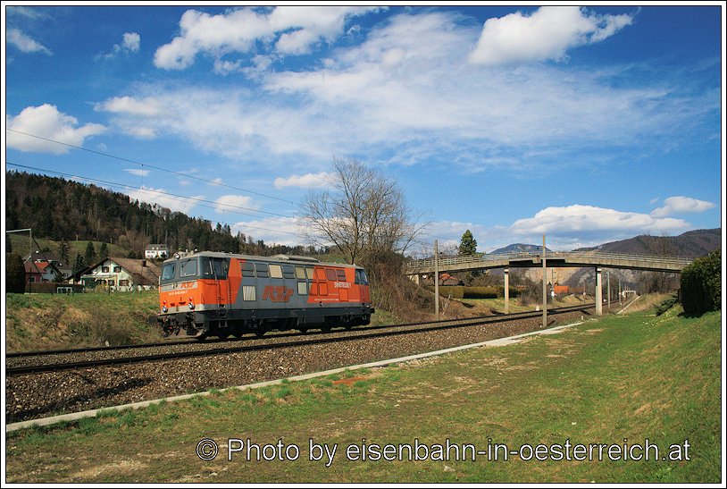 2143.032 (RTS) war gestern wegen Bauarbeiten auf der Sdbahn zwischen Breitenstein und Wildon unterwegs.
BILD: RTS 2143.032 als SLZ 38804 am 30.3.2010 bei Stbing
