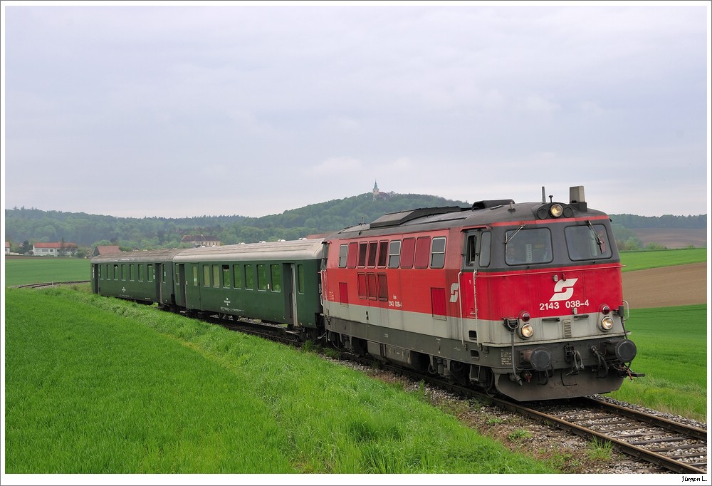 2143.038 auf Ihrer Pendelfahrt (REX7389) von Ernstbrunn nach Korneuburg; hier kurz nach Karnabrunn, 2.5.2010.
