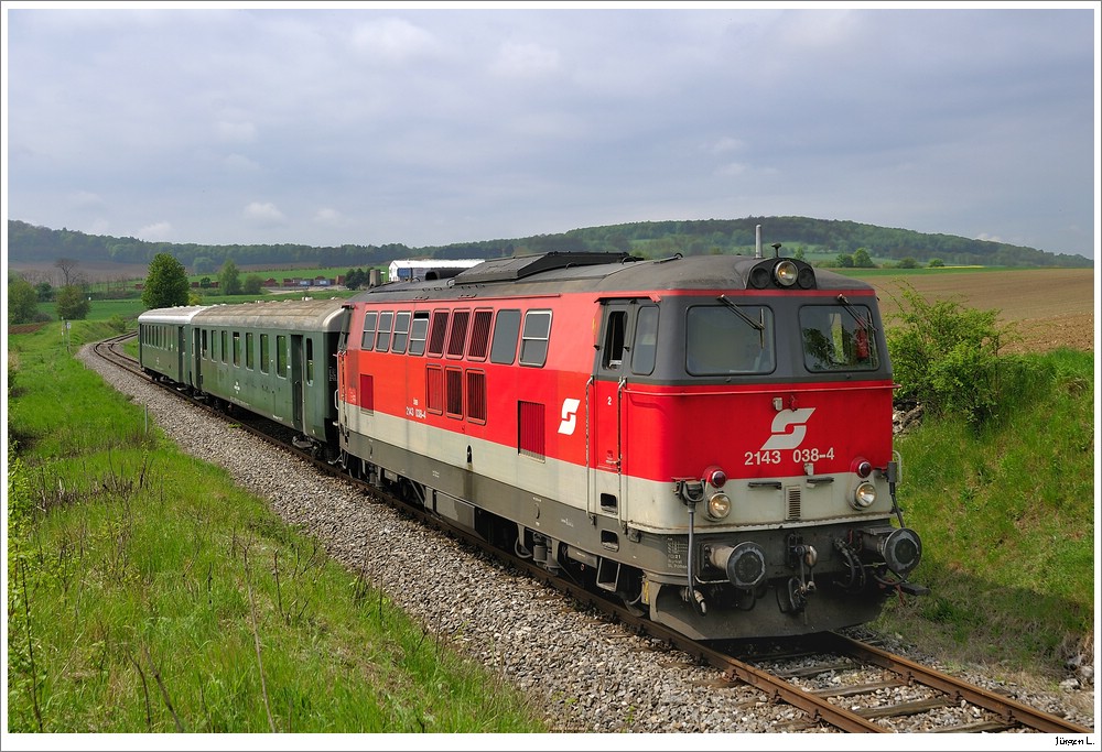 2143.038 auf Ihrer Pendelfahrt (REX7396) von Korneuburg nach Ernstbrunn; hier bei Karnabrunn, 2.5.2010.