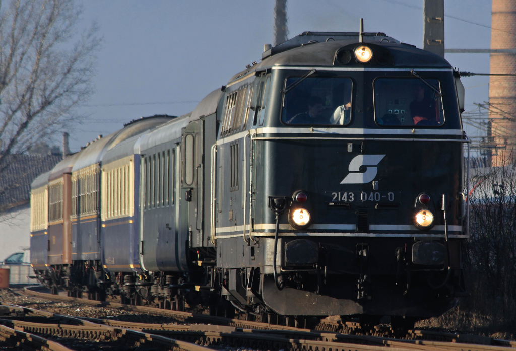 2143.040 am 31.12.2012 mit dem SE 14023 von Wien Fjb nach Sopron, hier um 14:30 bei der Ausfahrt aus Wr.Neustadt.