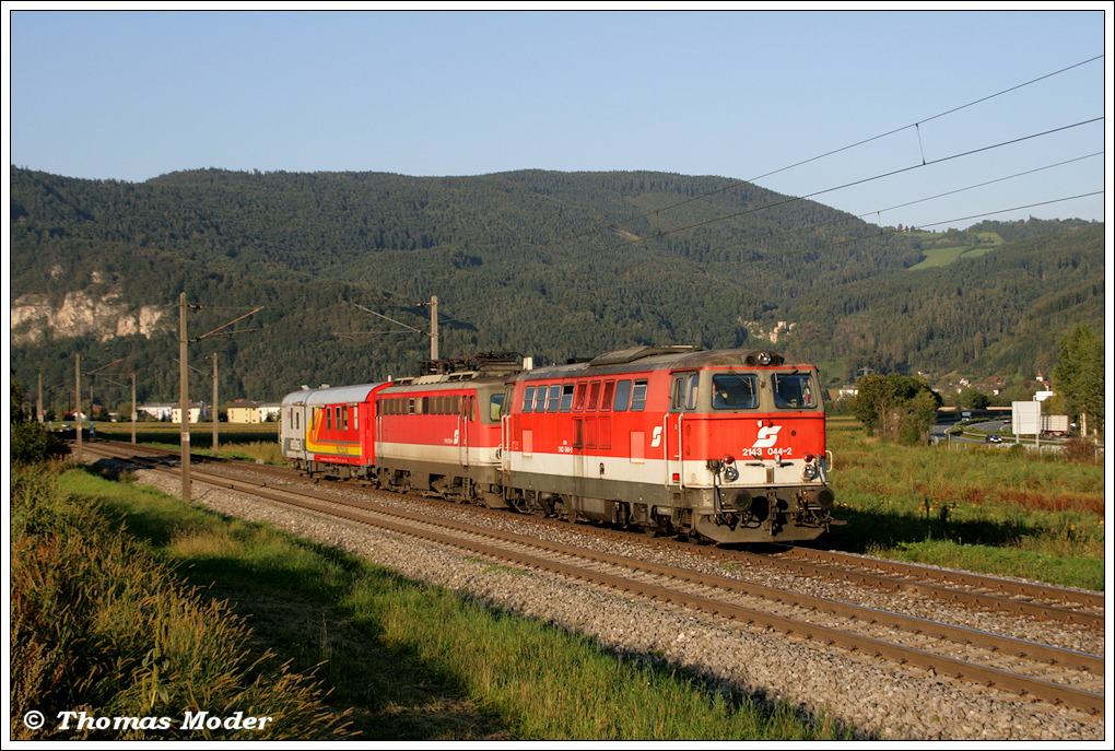 2143.044 schleppt die defekte 1142.624 und den Grazer Hilfszug als SDG 96914 in Richtung Werksttte Graz. Aufgenommen in den letzen aber schnen Sonnenminuten des Tages zwischen Peggau-Deutschfeistritz und Stbing. 20.9.2010