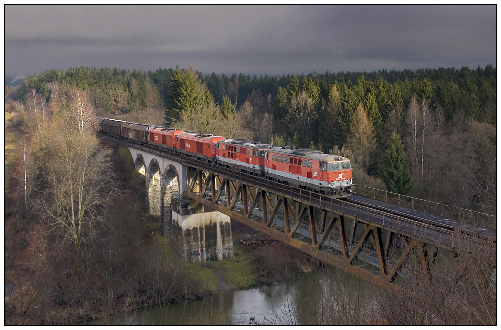2143.062, 2143 067, 2016 059 und 2016 054 mit dem 55555 von Zeltweg nach Frantschach bei der Querung der Mur in Fisching am 23.11.2010 rund einen Kilometer vom Bahnhof Wei�kirchen in der Steiermark entfernt. Die Strecke Zeltweg − Wolfsberg wurde nach rund eineinhalb Jahren Bauzeit am 10. J�nner 1900 er�ffnet. (Altes Bild gel�scht)
