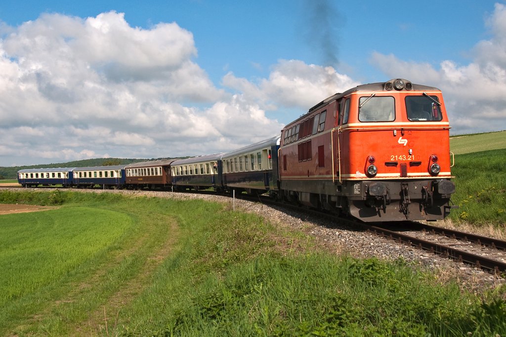 2143.21 war heute mit dem Zug 14166 von Wien Praterstern nach Ernstbrunn zum alljhrlichen Oldtimer Treffen unterweges. Die Aufnahme entstand am 05.05.2013 kurz nach Wrnitz-Hetzmannsdorf.