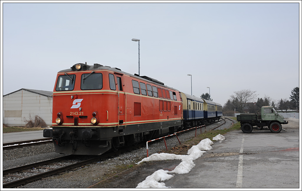 2143.21 der Wiener Lokalbahnen AG, am Karsamstag des Jahres 2013 fr eine Fotofahrt mit BB Pflatsch versehen, aufgenommen in Fischamend am 30.3.2013.

