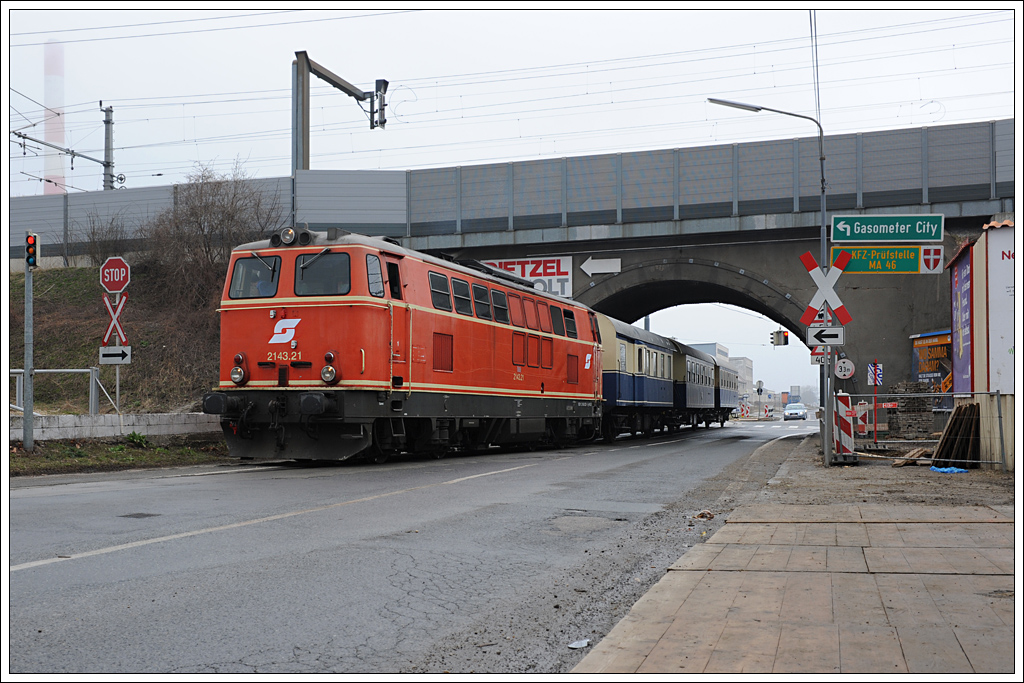 2143.21 der Wiener Lokalbahnen AG, am Karsamstag des Jahres 2013 f�r eine Fotofahrt mit �BB Pflatsch versehen, aufgenommen in der Haidestra�e in Wien Simmering.