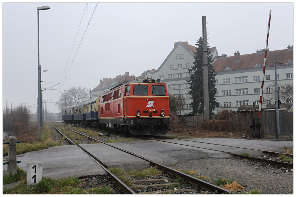2143.21 der Wiener Lokalbahnen AG, am Karsamstag des Jahres 2013 fr eine Fotofahrt mit BB Pflatsch versehen, aufgenommen bei der Befahrung des Restes der ehemaligen Wiener Schlachthausbahn in Simmering.