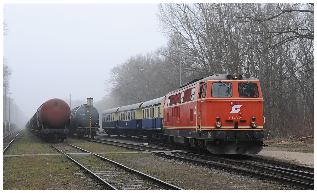 2143.21 der Wiener Lokalbahnen AG, am Karsamstag des Jahres 2013 f�r eine Fotofahrt mit �BB Pflatsch versehen, aufgenommen beim �lhafen in der Wiener Lobau.