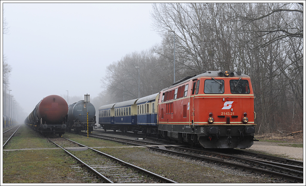 2143.21 der Wiener Lokalbahnen AG, am Karsamstag des Jahres 2013 fr eine Fotofahrt mit BB Pflatsch versehen, aufgenommen beim lhafen in der Wiener Lobau.