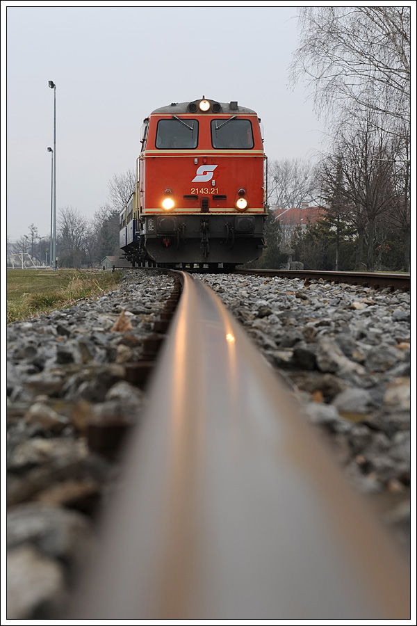 2143.21 der Wiener Lokalbahnen AG, am Karsamstag des Jahres 2013 f�r eine Fotofahrt mit �BB Pflatsch versehen, aufgenommen beim Fotohalt in Klein-Neusiedl.
