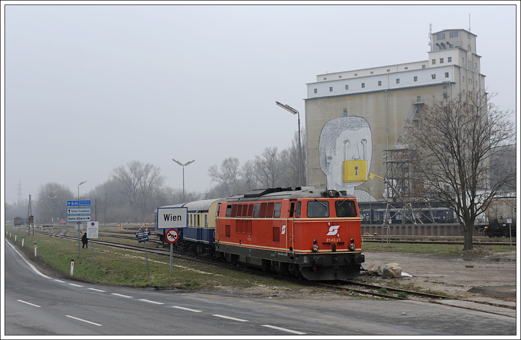 2143.21 der Wiener Lokalbahnen AG, am Karsamstag des Jahres 2013 f�r eine Fotofahrt mit �BB Pflatsch versehen, aufgenommen im Alberner Hafen in der Wiener Freudenau am 30.3.2013.