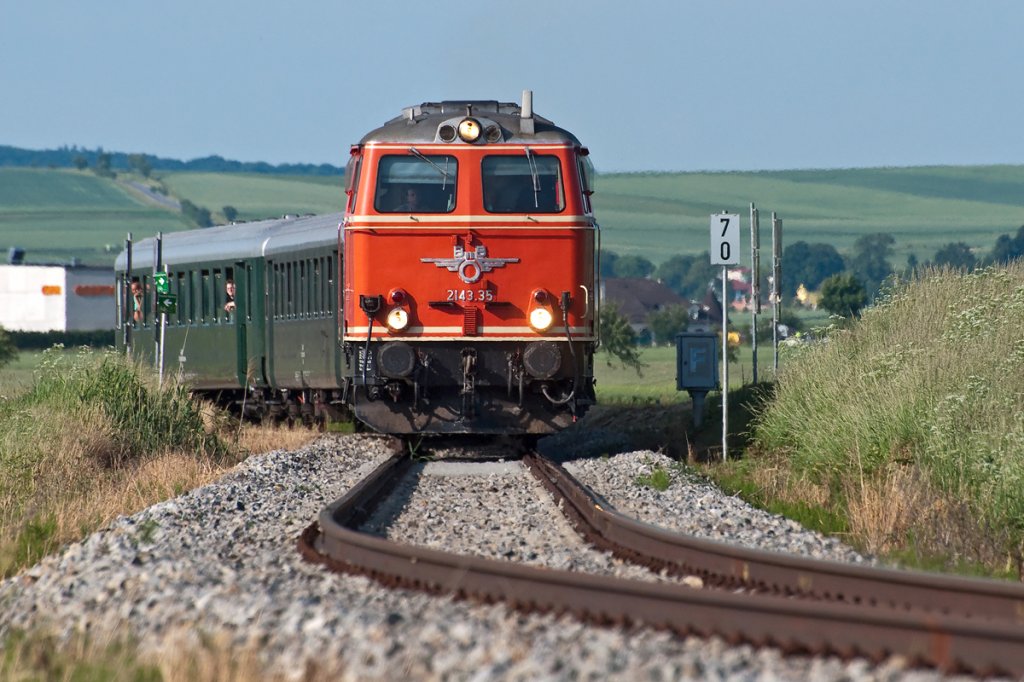 2143.35 ist mit dem EZ 7399 von Ernstbrunn nach Wien S�dbahnhof (Ostseite) unterwegs. Die Aufnahme enstand am 29.05.2011 zwischen Harmannsdorf-R�ckersdorf und Stetten Fossilienwelt.