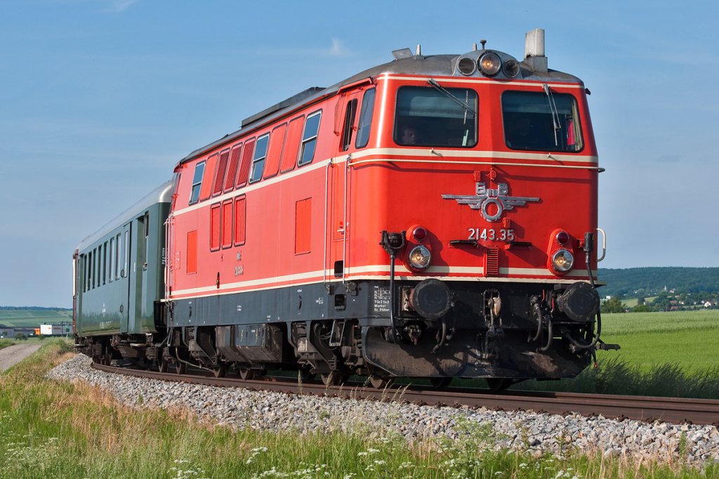 2143.35 ist mit dem EZ 7399 von Ernstbrunn nach Wien S�dbahnhof (Ostseite) unterwegs. Die Aufnahme enstand am 29.05.2011 zwischen Harmannsdorf-R�ckersdorf und Stetten Fossilienwelt.