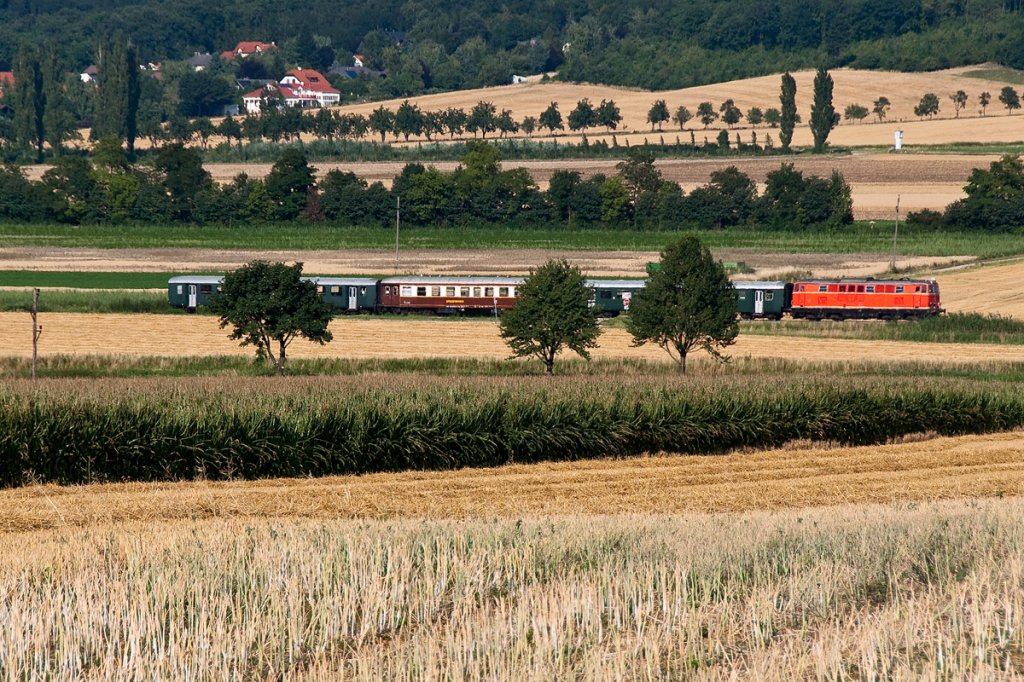 2143.35 ist mit dem EZ 7399 ist von Ernstbrunn nach Wien Sdbahnhof (Ost) unterwegs und konnte im hochsommerlichen Weinviertel zwischen Harmannsdorf-Rckersdorf und Stetten Fossilienwelt abgelichtet werden. Die Aufnahme enstand am 16.07.2011.