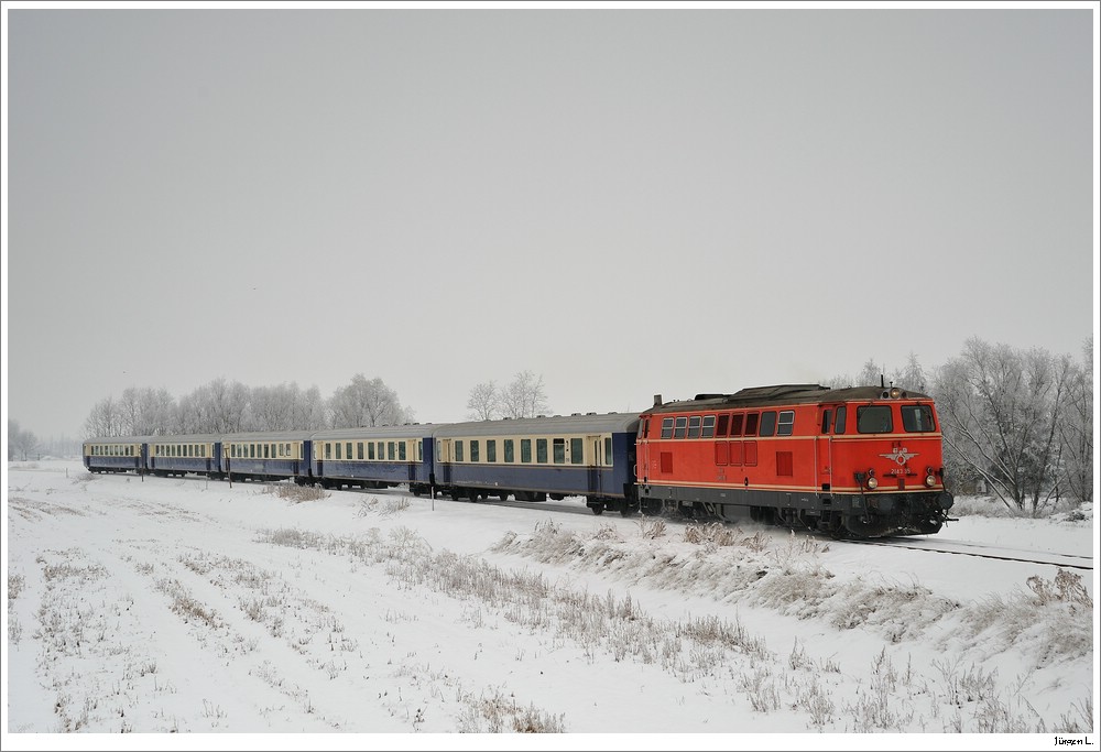 2143.35 mit dem SDZ E16356 von Mdling nach Kadolz-Mailberg (Adventmakrt in Hadres); hier zw. Zellerndorf und Watzelsdorf; 5.12.2020.