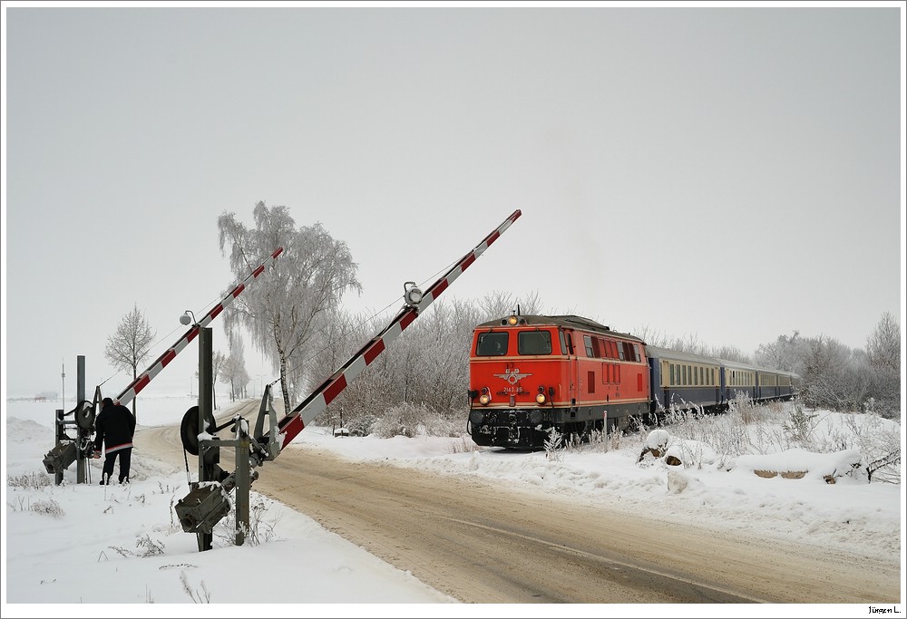 2143.35 mit dem SDZ E16356 von Mdling nach Kadolz-Mailberg (Adventmakrt in Hadres); hier an der  Erlebnis-EK  bei Kadolz-Mailberg; 5.12.2020.