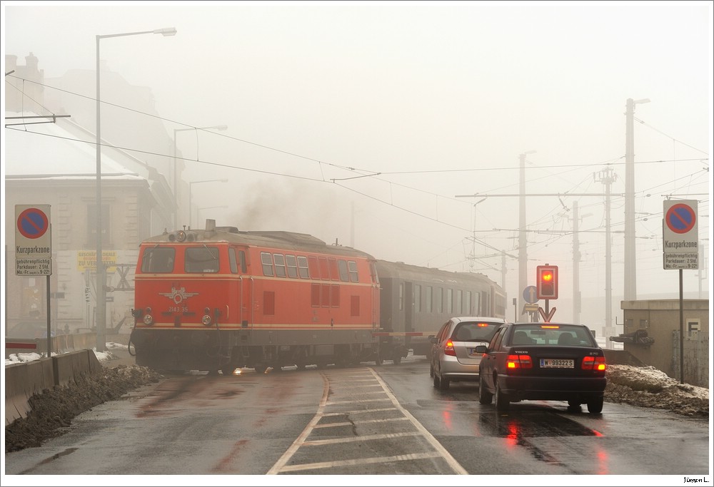 2143.35 mit dem Sonderzug von Wien/FJB nach Frstenfeld; hier in Wien/Handelskai; 8.12.2010
