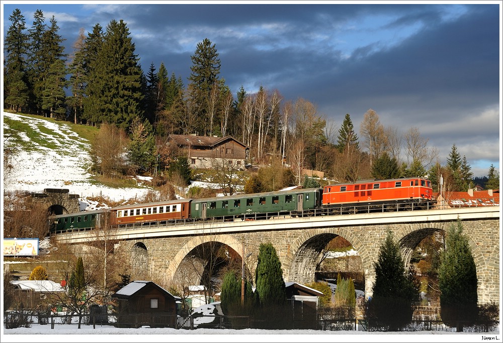 2143.35 mit dem Sonderzug von Wien/FJB nach Frstenfeld; hier am Murtalviadukt in Aspang; 8.12.2010