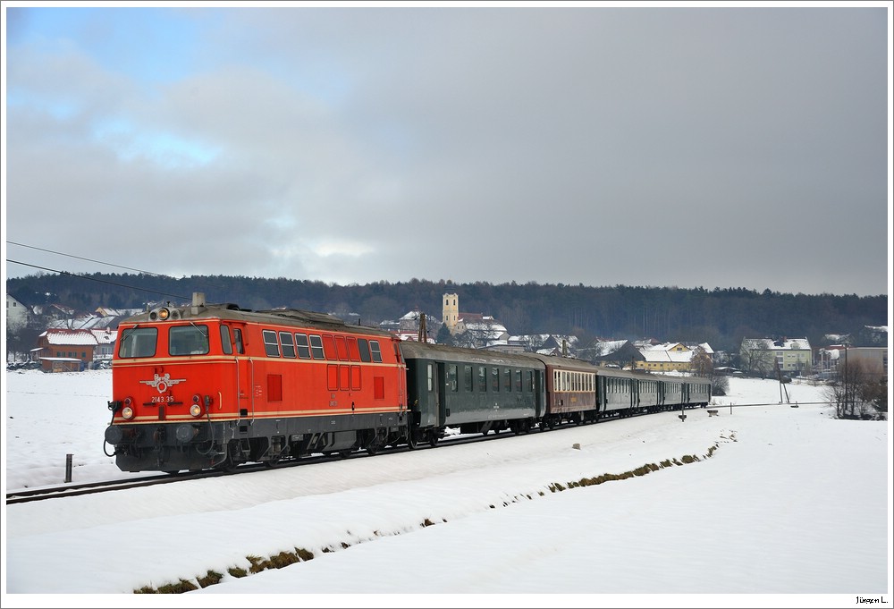 2143.35 mit dem Sonderzug von Wien/FJB nach Frstenfeld; hier Nahe Hartberg; 8.12.2010