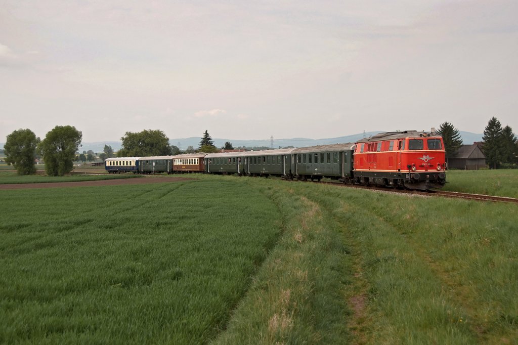 2143.35 ist mit einem Sonderzug zum Oldtimertreffen nach Ernstburnn unterwegs. Harmannsdorf-Rckersdorf, am 01.05.2011.