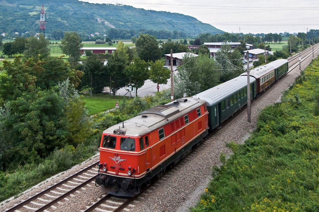 2143.35 ist mit EZ 7390 von Wien S�dbahnhof (Ostseite) nach Ernstbrunn unterwegs. Die Aufnahme enstand am 06.08.2011 zwischen Bisamberg und Korneuburg. 