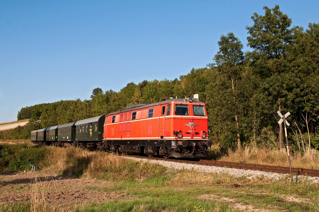 2143.35 ist mit EZ 7399 von Ernstbrunn nach Wien Sdbahnhof (Ost) unterwegs. Die Aufnahme entstand zwischen Naglern und Wetzleinsdorf, am 17.09.2011.