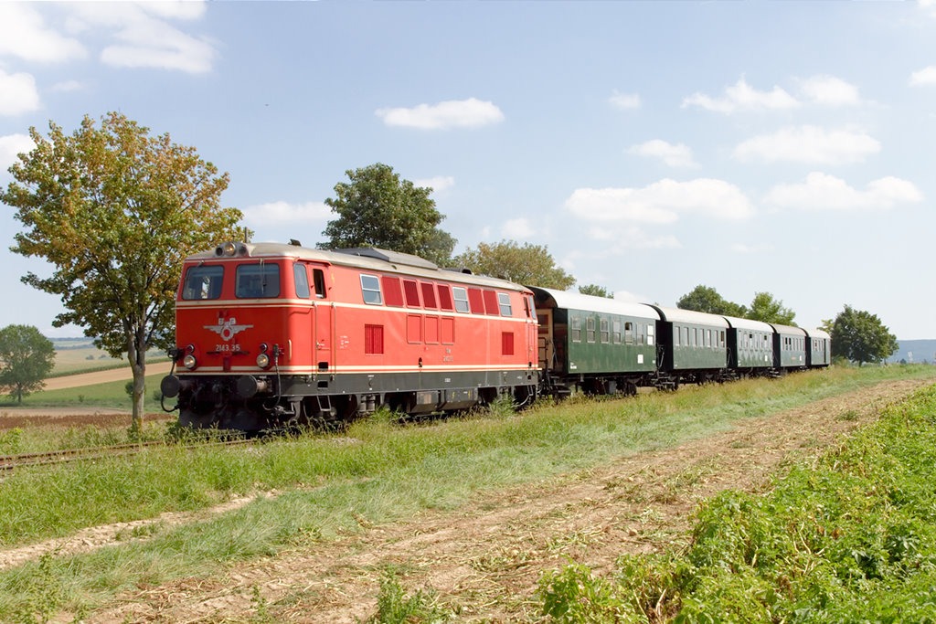 2143.35 mit ihrem Nachmittagszug auf der Fahrt nach Ernstbrunn zwischen Wetzleinsdorf und Naglern-Simonsfeld. (20.08.2011)