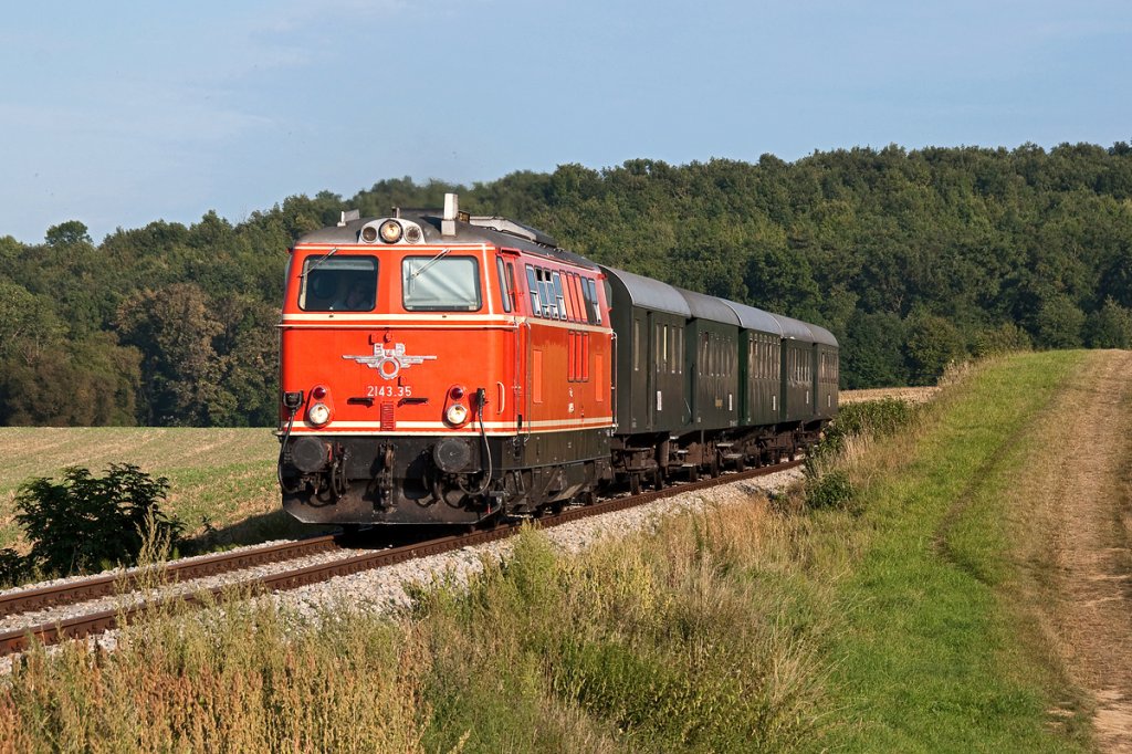2143.35 war am 17.09.2011 wieder mal mit dem NostalgieExpress Leiser Berge unterwegs. Hier mit EZ 7399 nach Wien Sdbahnhof (Ost) zwischen Ernstbrunn und Naglern.