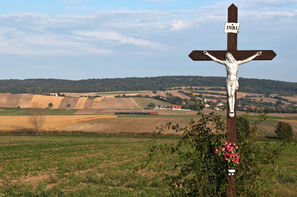 2143.35 war am 17.09.2011 wieder mal mit dem NostalgieExpress Leiser Berge unterwegs. Hier mit EZ 7399 nach Wien Sdbahnhof (Ost) kurz vor Harmannsdorf-Rckersdorf.