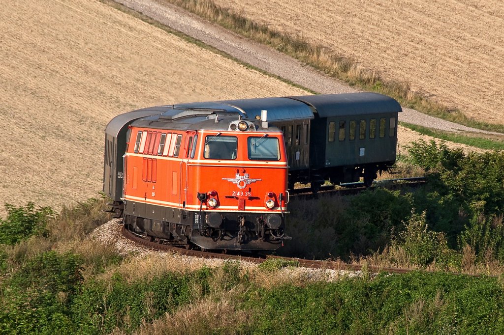 2143.35 war am 17.09.2011 wieder mal mit dem NostalgieExpress Leiser Berge unterwegs. Hier mit EZ 7399 nach Wien Sdbahnhof (Ost) kurz vor Hetzmannsdorf-Wrnitz.