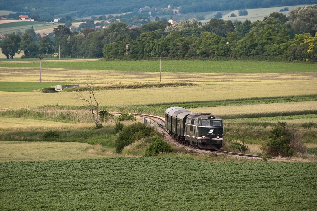 2143.40 fhrt mit dem EZ 7399 von Ernstbrunn nach Wien Sdbahnhof (Ostseite). Die Aufnahme enstand am 12.06.2011 kurz vor Stetten.