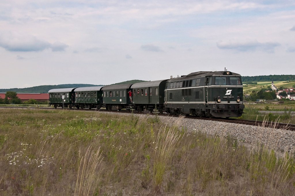 2143.40 fhrt mit dem EZ 7399 von Ernstbrunn nach Wien Sdbahnhof (Ostseite). Die Aufnahme enstand am 12.06.2011 kurz nach Stetten.