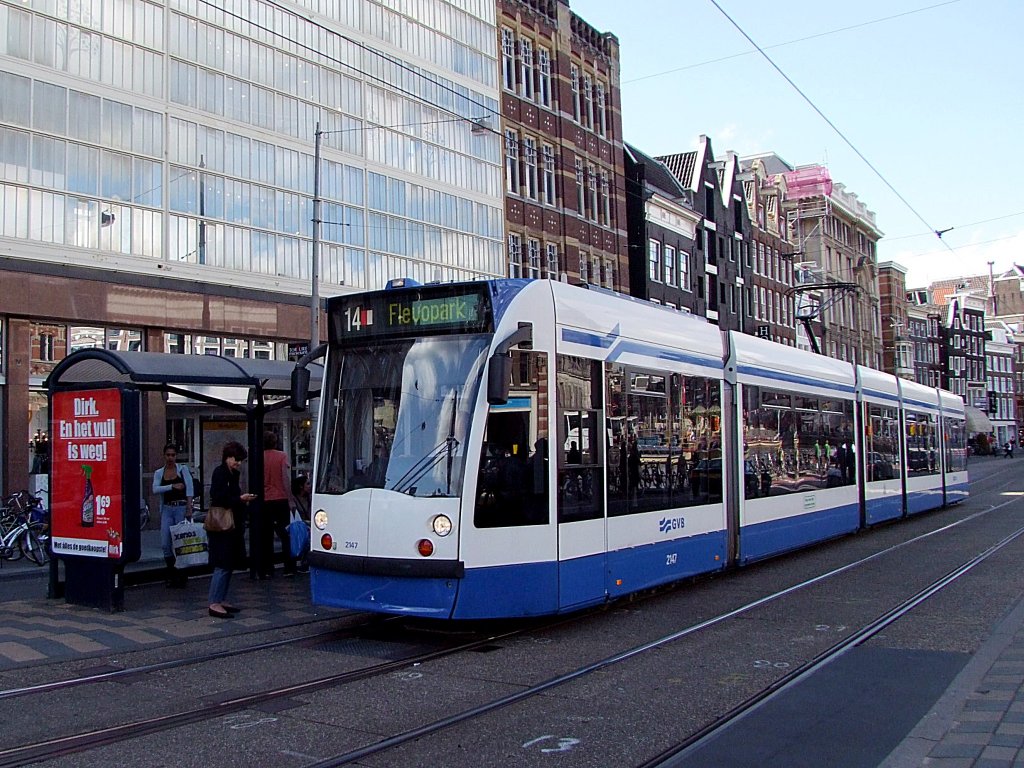 2147 lsst als L14 an der Haltestelle Muntplein in Amsterdam Fahrgste zusteigen;100903