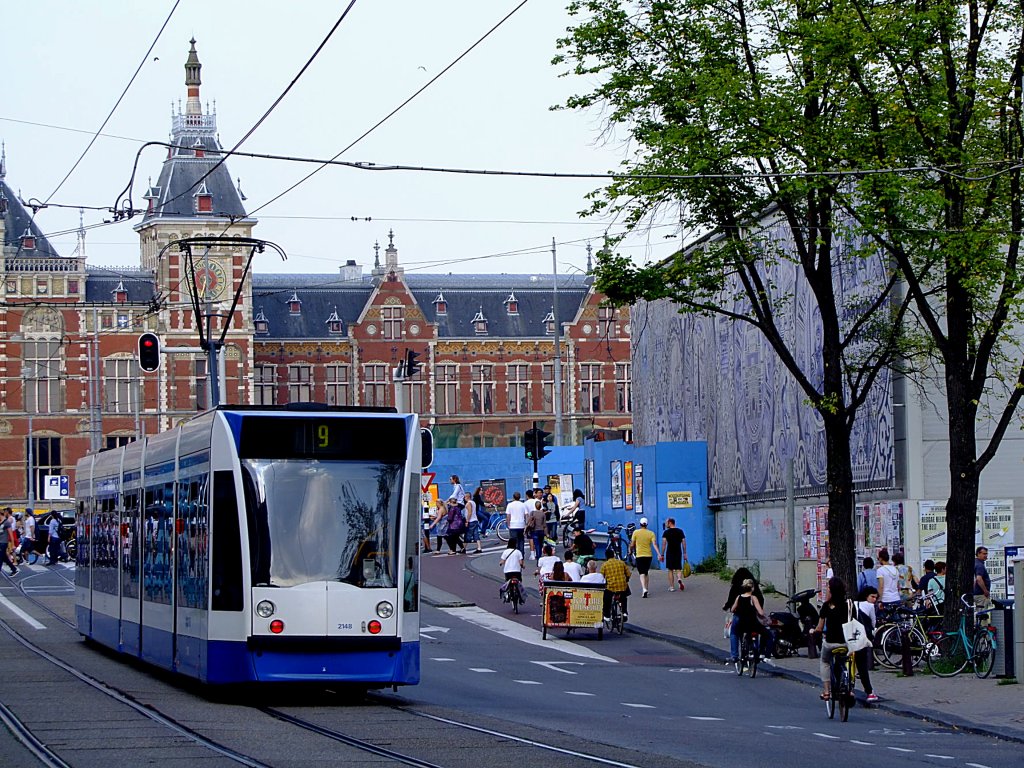 2148 peilt als Lijn9 die Endstation Amsterdam Centraal-Station an; 110831