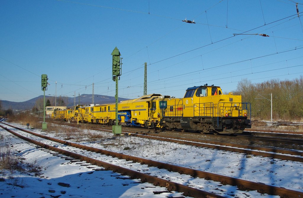 215 010-1 mit dazu passenden Bau-Utensilien in Fahrtrichtung Sden. Aufgenommen am 07.03.2010 in Eschwege West.