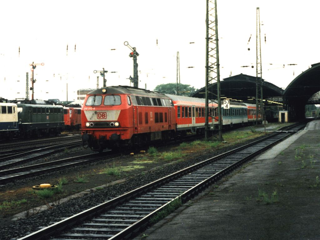 215 012-6 mit RB 8723 Kleve-Dsseldorf auf Krefeld Hauptbahnhof am 26-08-97. Bild und scan: Date Jan de Vries.