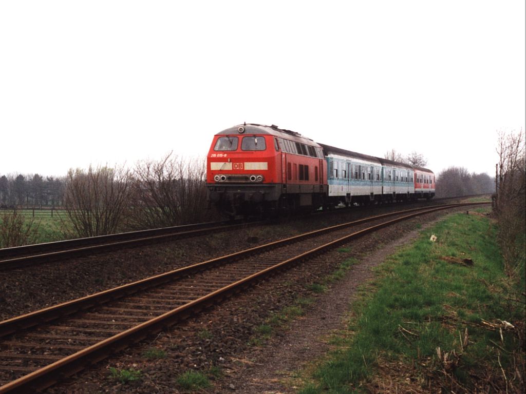 215 015-9 mit RB Xanten-Duisburg Hbf in Bnning am 1-4-2000. Bild und scan: Date Jan de Vries. 
