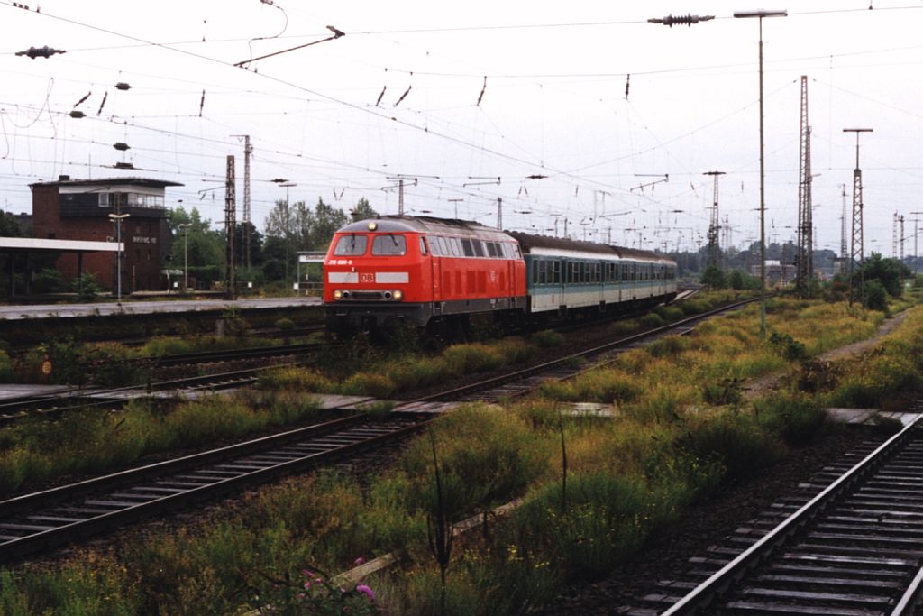 215 020-9 mit RE 10619 Xanten-Duisburg auf Duisburg Hauptbahnhof am 14-8-1999. Bild und scan: Date Jan de Vries.